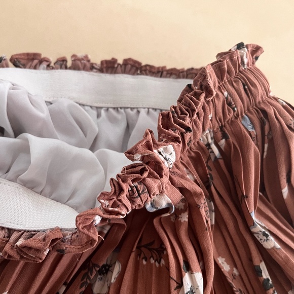 Chiffon Pleated Floral Skirt - Picture 2 of 3